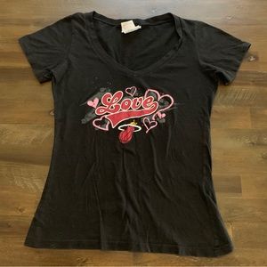 ✅ 5th & Ocean Black LOVE Miami Heat v neck tee shirt